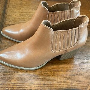 a.n.a. a new approach boots Size 10M
